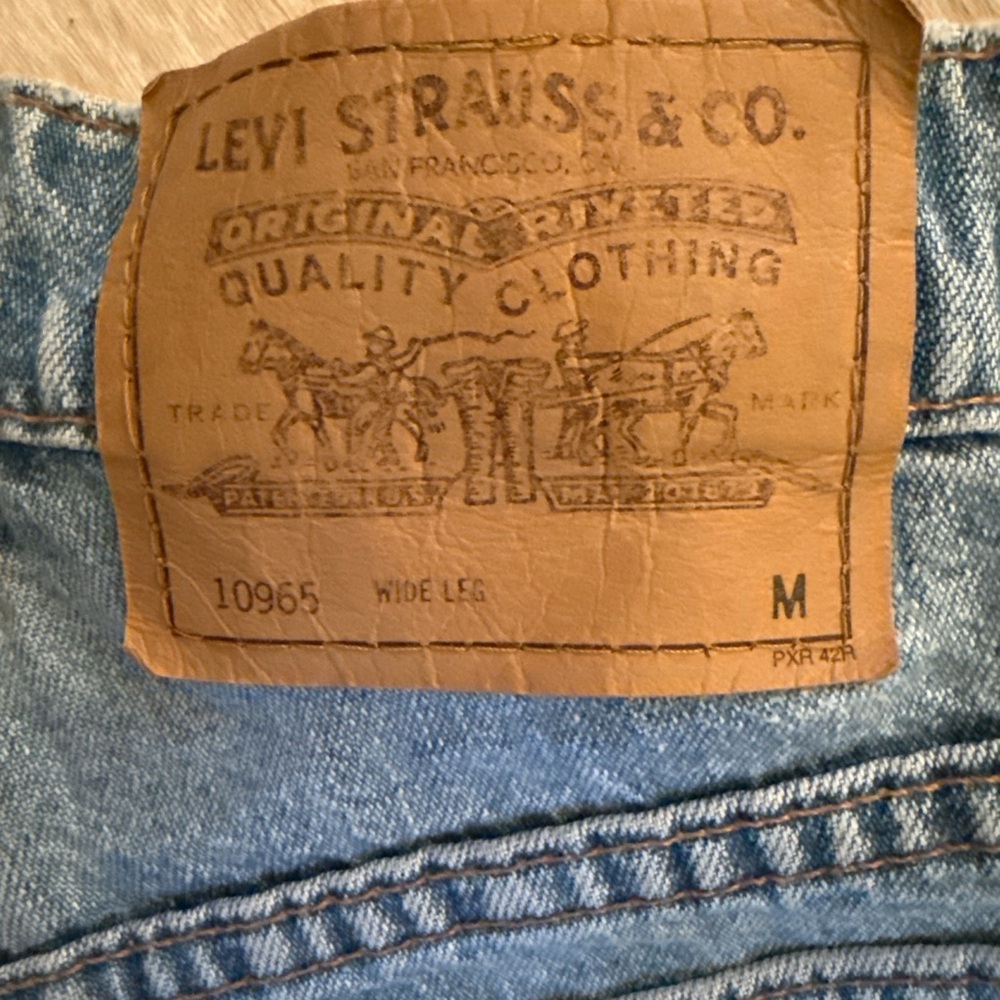 Vintage Levi’s 965 wide leg Relaxed  Jeans in Light Blue Wash size jr 5 - Picture 11 of 11